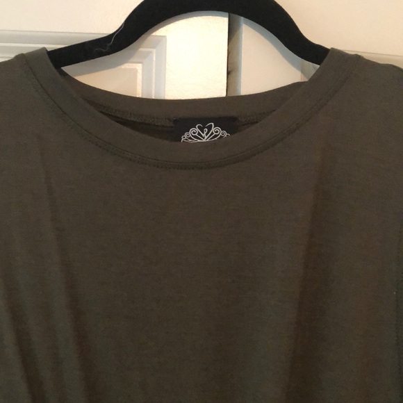 Dark green, knotted crop top - Picture 3 of 3